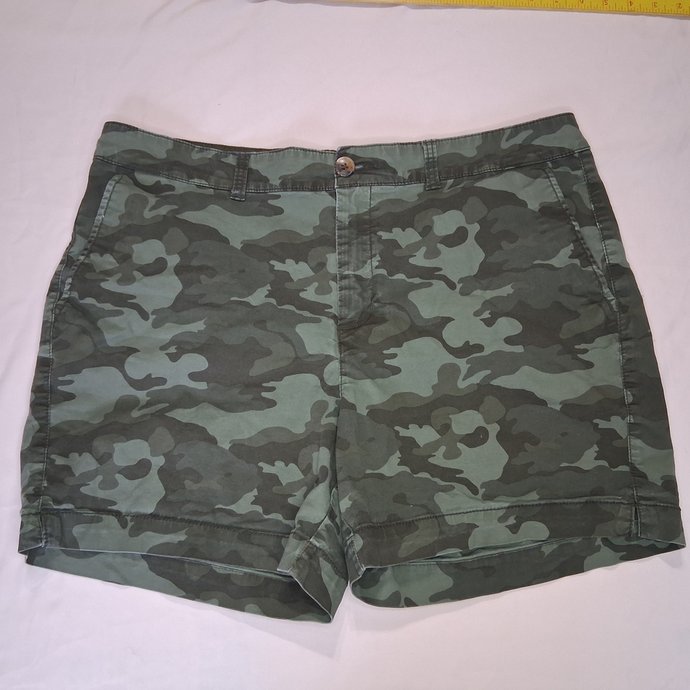 Old Navy Everyday Short High Rise  Camouflage Size 14 Camo Slit Pockets Green